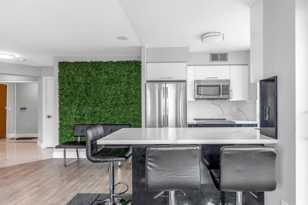 2 Bedroom Waterfront Condo Downtown W/ Free Parking Toronto Eksteriør billede