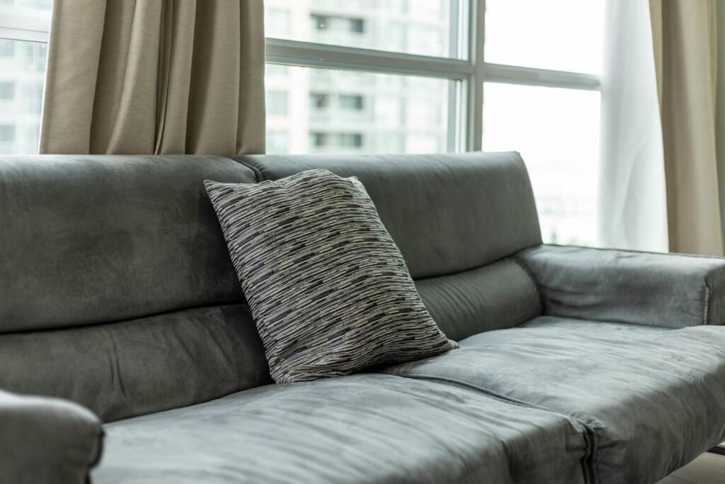 2 Bedroom Waterfront Condo Downtown W/ Free Parking Toronto Eksteriør billede