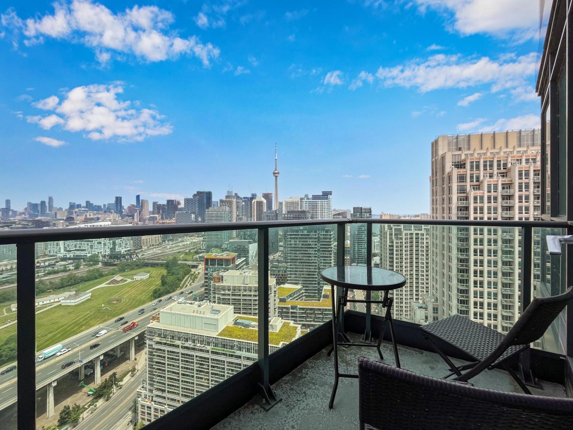 2 Bedroom Waterfront Condo Downtown W/ Free Parking Toronto Eksteriør billede