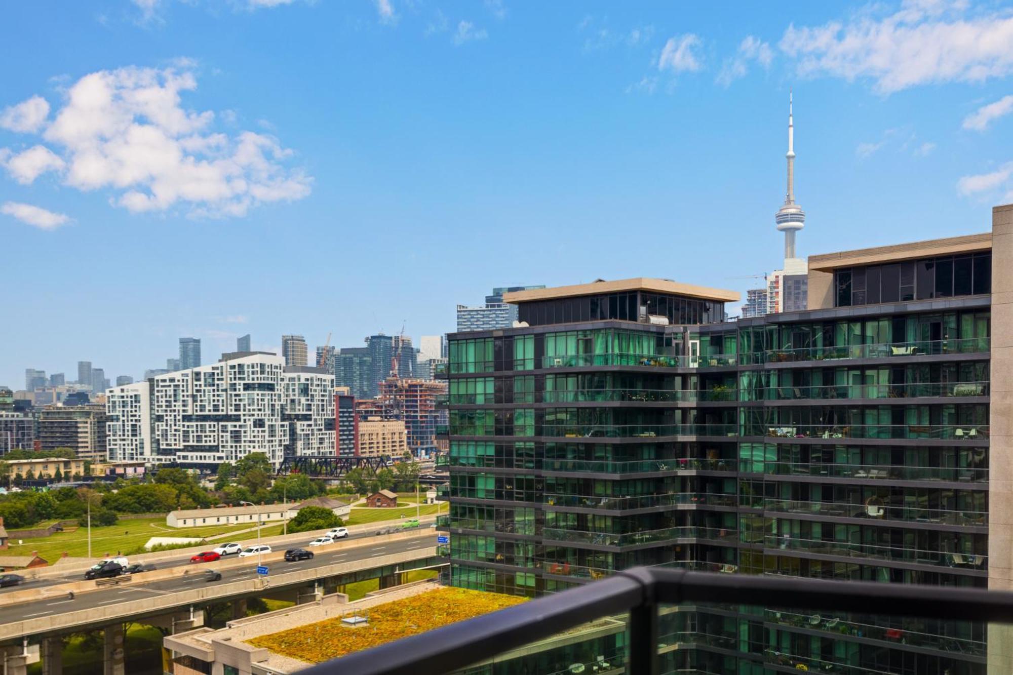 2 Bedroom Waterfront Condo Downtown W/ Free Parking Toronto Eksteriør billede