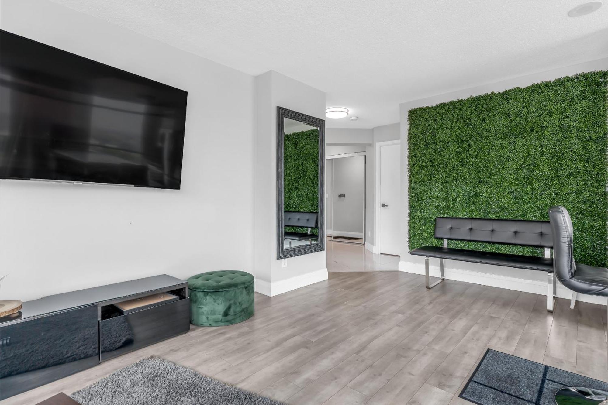 2 Bedroom Waterfront Condo Downtown W/ Free Parking Toronto Eksteriør billede