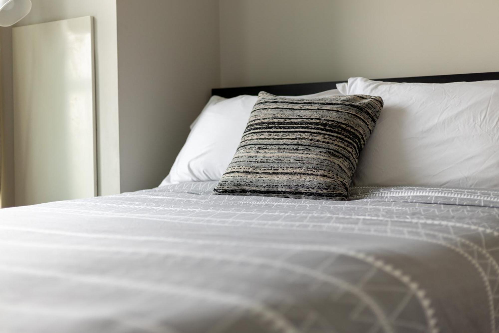 2 Bedroom Waterfront Condo Downtown W/ Free Parking Toronto Eksteriør billede
