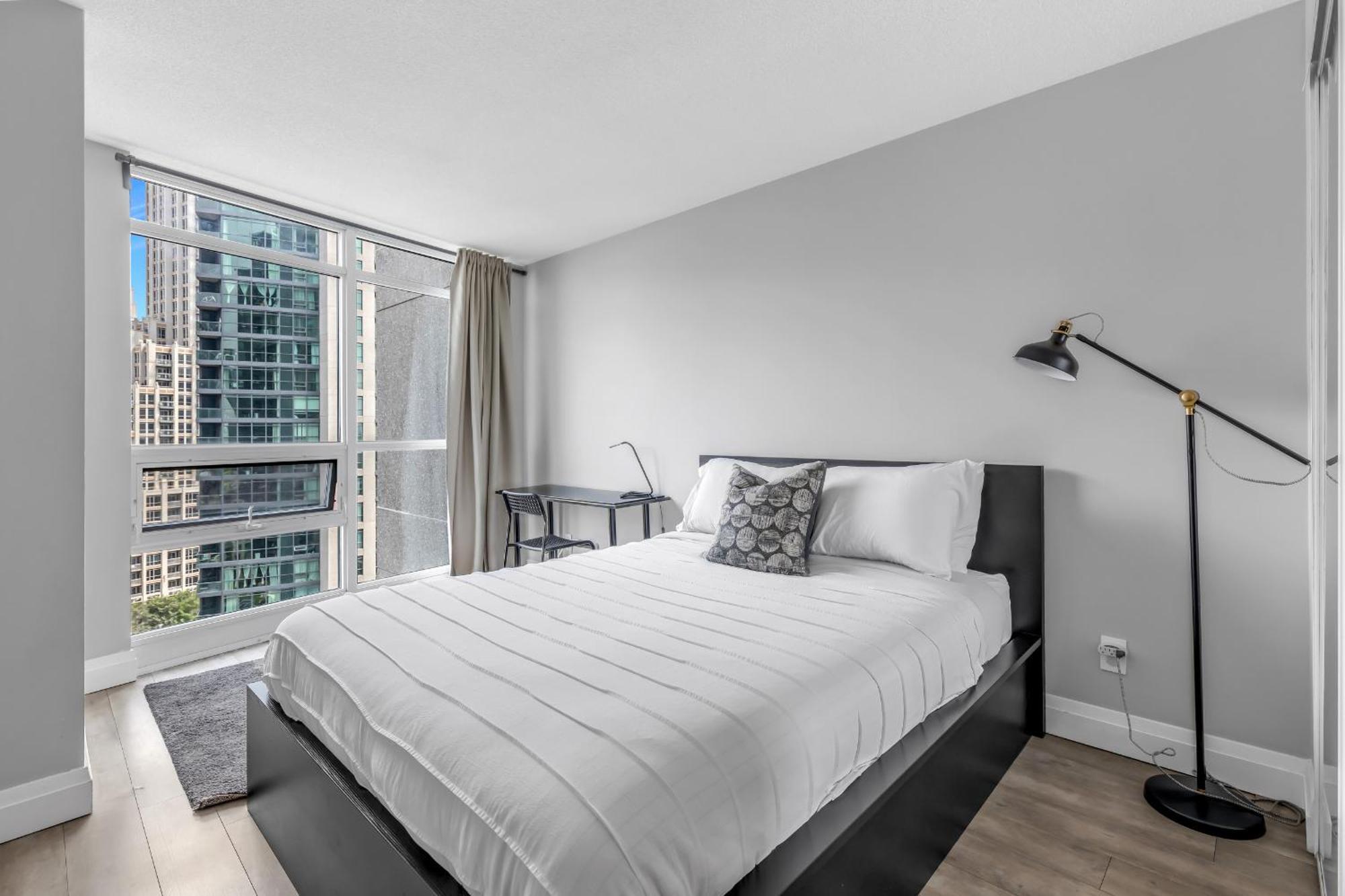 2 Bedroom Waterfront Condo Downtown W/ Free Parking Toronto Eksteriør billede