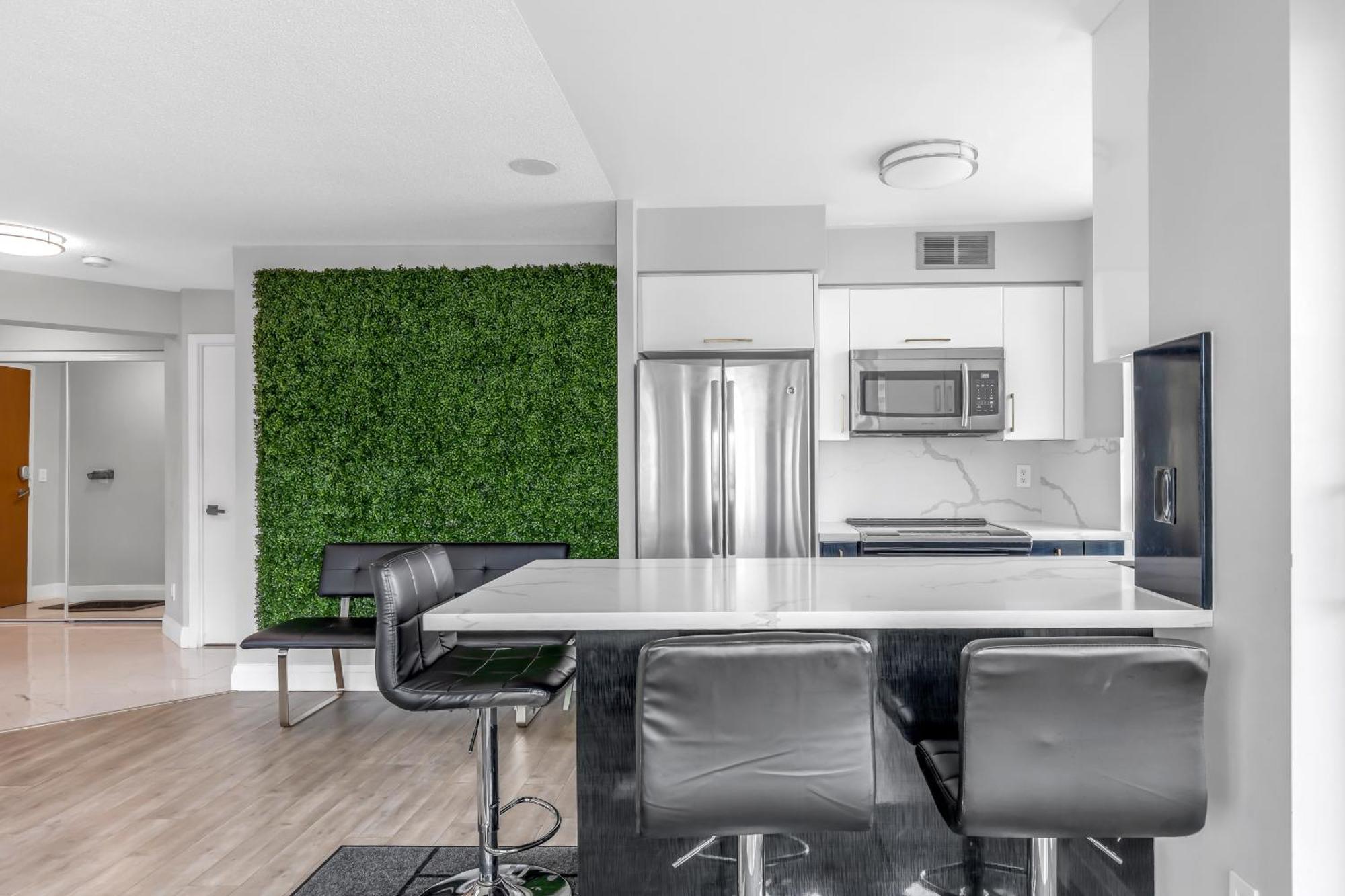 2 Bedroom Waterfront Condo Downtown W/ Free Parking Toronto Eksteriør billede