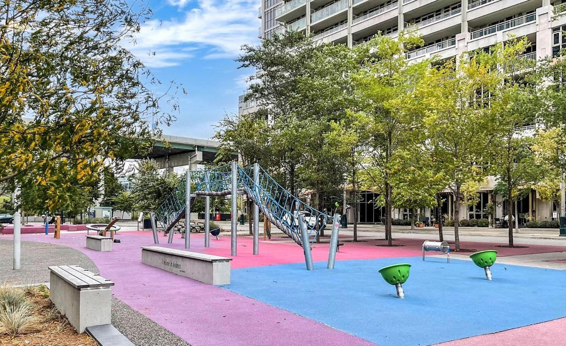 2 Bedroom Waterfront Condo Downtown W/ Free Parking Toronto Eksteriør billede
