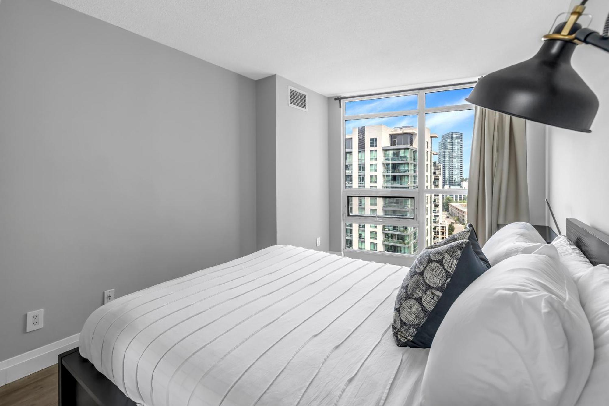 2 Bedroom Waterfront Condo Downtown W/ Free Parking Toronto Eksteriør billede